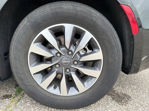 Used 2024 Chrysler Pacifica Limited FWD image 23