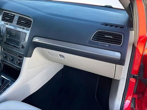 Used 2017 Volkswagen Golf Alltrack S image 25