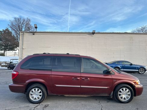 Used 2007 Chrysler Town & Country Touring image 5