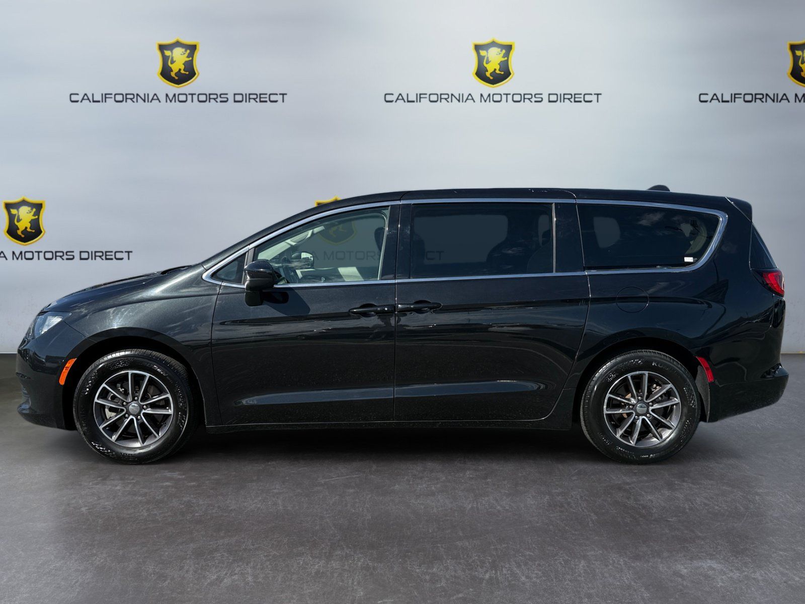 Used 2022 Chrysler Voyager LX FWD image 2