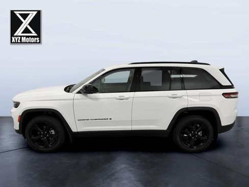 Used 2023 Jeep Grand Cherokee Limited w/ Luxury Tech Group II AWD/4WD image 3