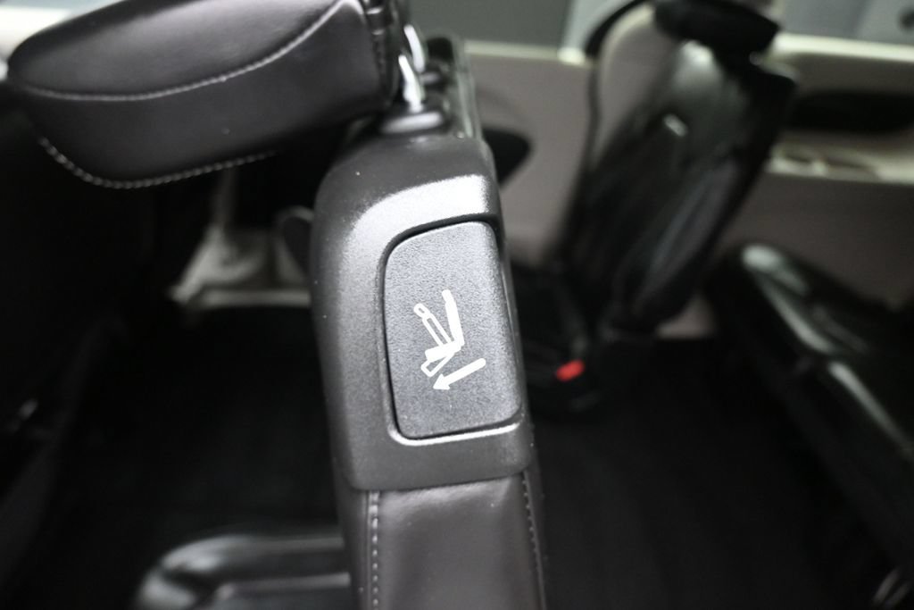 Used 2024 Chrysler Pacifica Touring-L FWD image 38