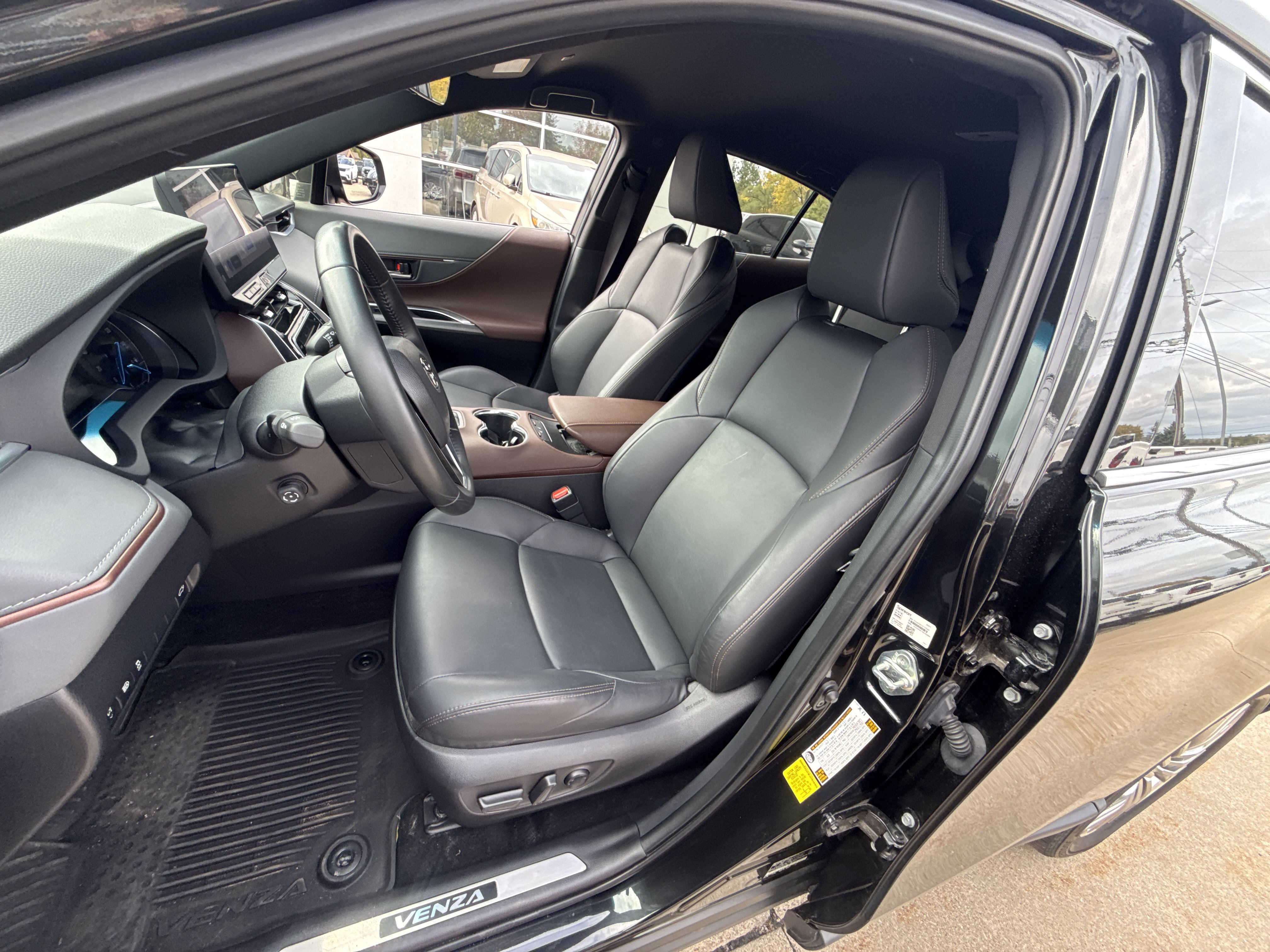 Used 2023 Toyota Venza XLE AWD/4WD image 13