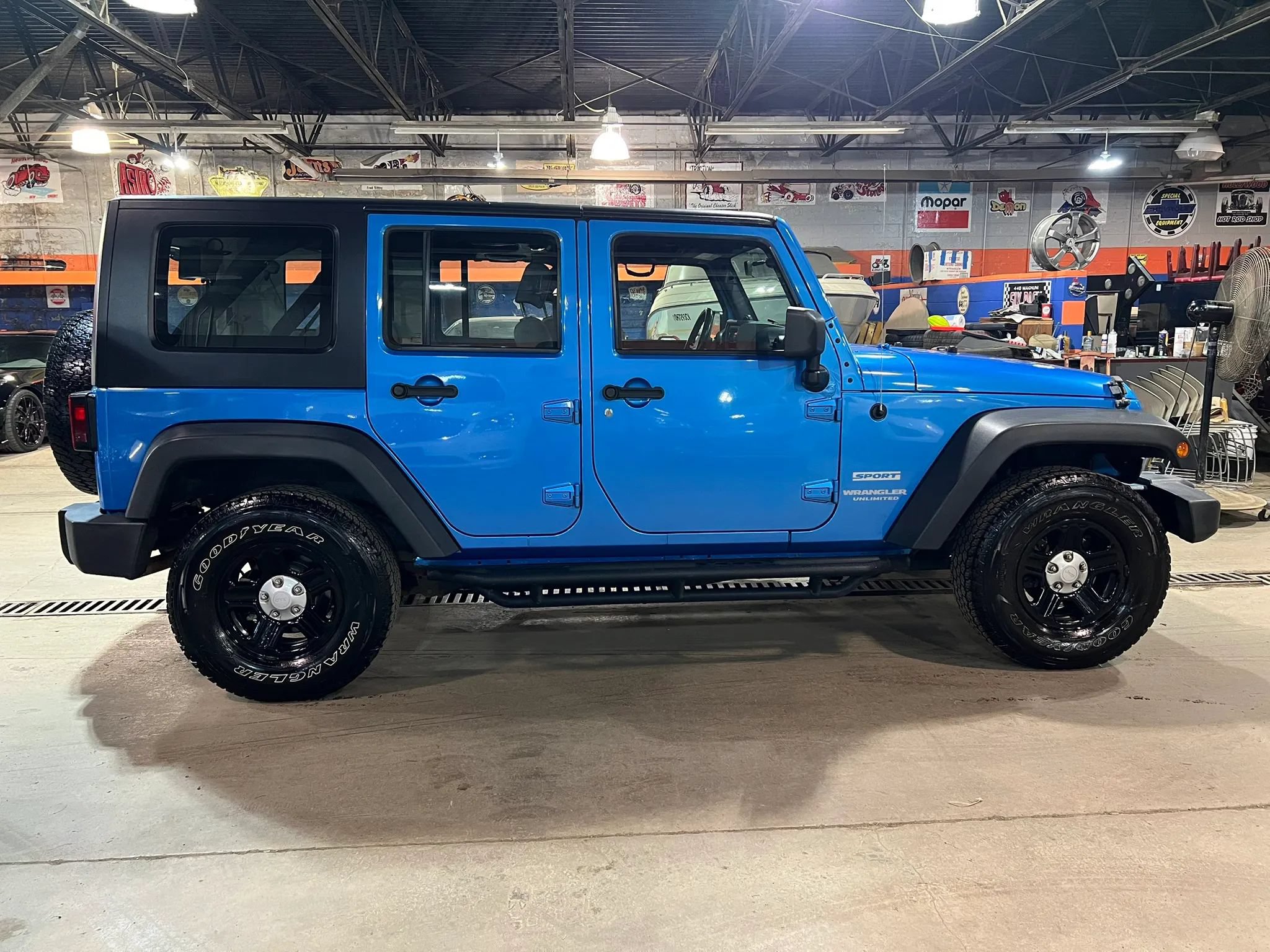 Used 2010 Jeep Wrangler Unlimited Sport AWD/4WD image 2