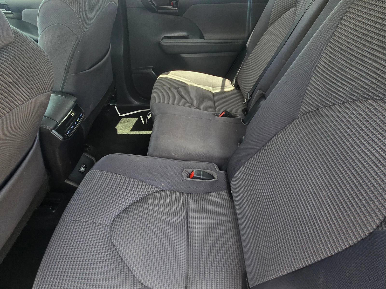 Used 2021 Toyota Highlander LE FWD image 5