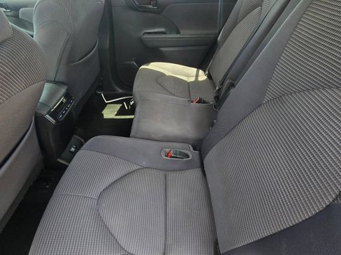 Used 2021 Toyota Highlander LE FWD image 5