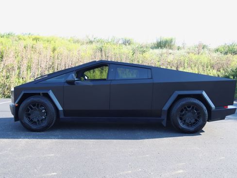 Used 2024 Tesla Cybertruck AWD Crew Cab image 23