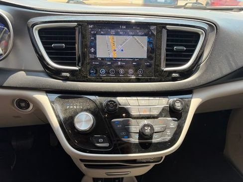 Used 2020 Chrysler Pacifica Touring w/ Advanced Safetytec Group FWD image 10