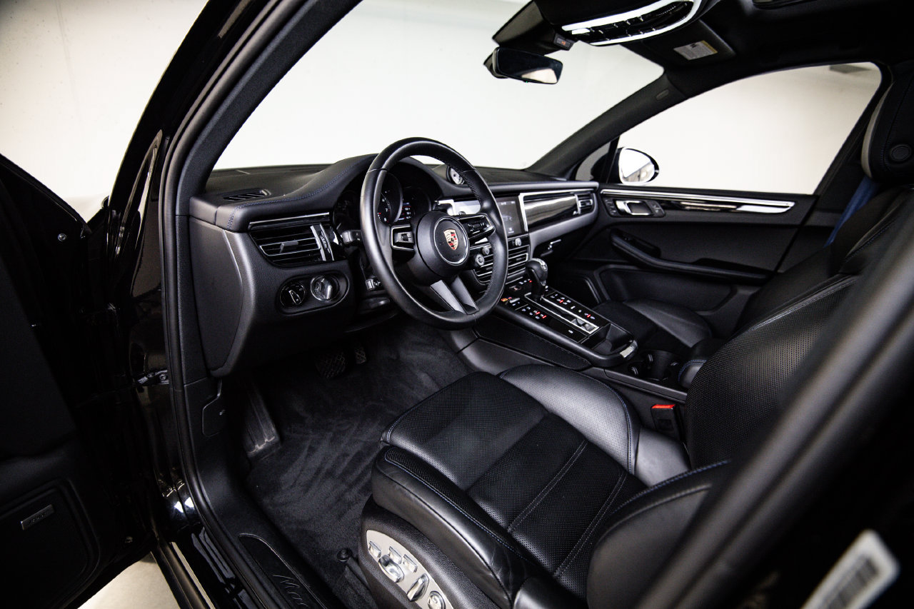Certified 2025 Porsche Macan AWD/4WD image 4