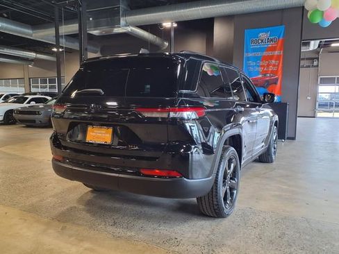 Used 2023 Jeep Grand Cherokee Altitude image 9