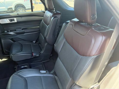 Used 2020 Ford Explorer Platinum w/ Premium Technology Package AWD/4WD image 10