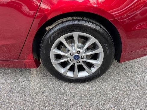 Used 2017 Ford Fusion SE image 12