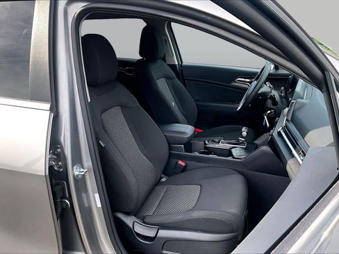 Used 2025 Kia Sportage LX FWD image 9
