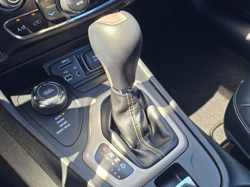 Used 2015 Jeep Cherokee Limited w/ Technology Group AWD/4WD image 36