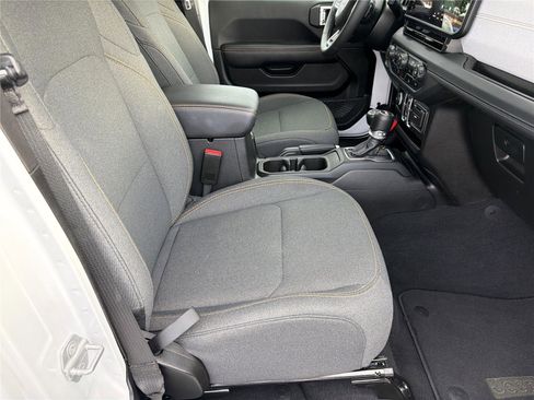 Used 2025 Jeep Wrangler Unlimited Sahara AWD/4WD image 12