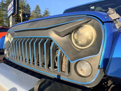 Used 2015 Jeep Wrangler Unlimited Sahara w/ Connectivity Group image 10