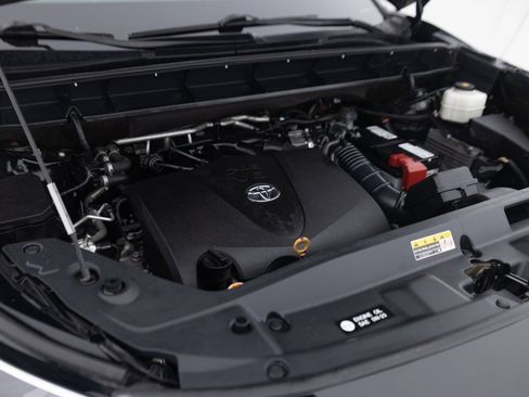 Used 2021 Toyota Highlander XLE AWD/4WD image 41