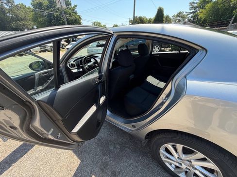 Used 2012 MAZDA MAZDA3 i Touring FWD image 19
