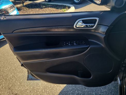 Used 2018 Jeep Grand Cherokee Altitude AWD/4WD image 17