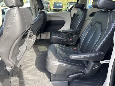 Used 2022 Chrysler Pacifica Touring-L FWD image 25