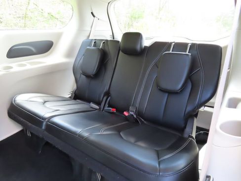 Used 2024 Chrysler Pacifica Touring-L FWD image 30