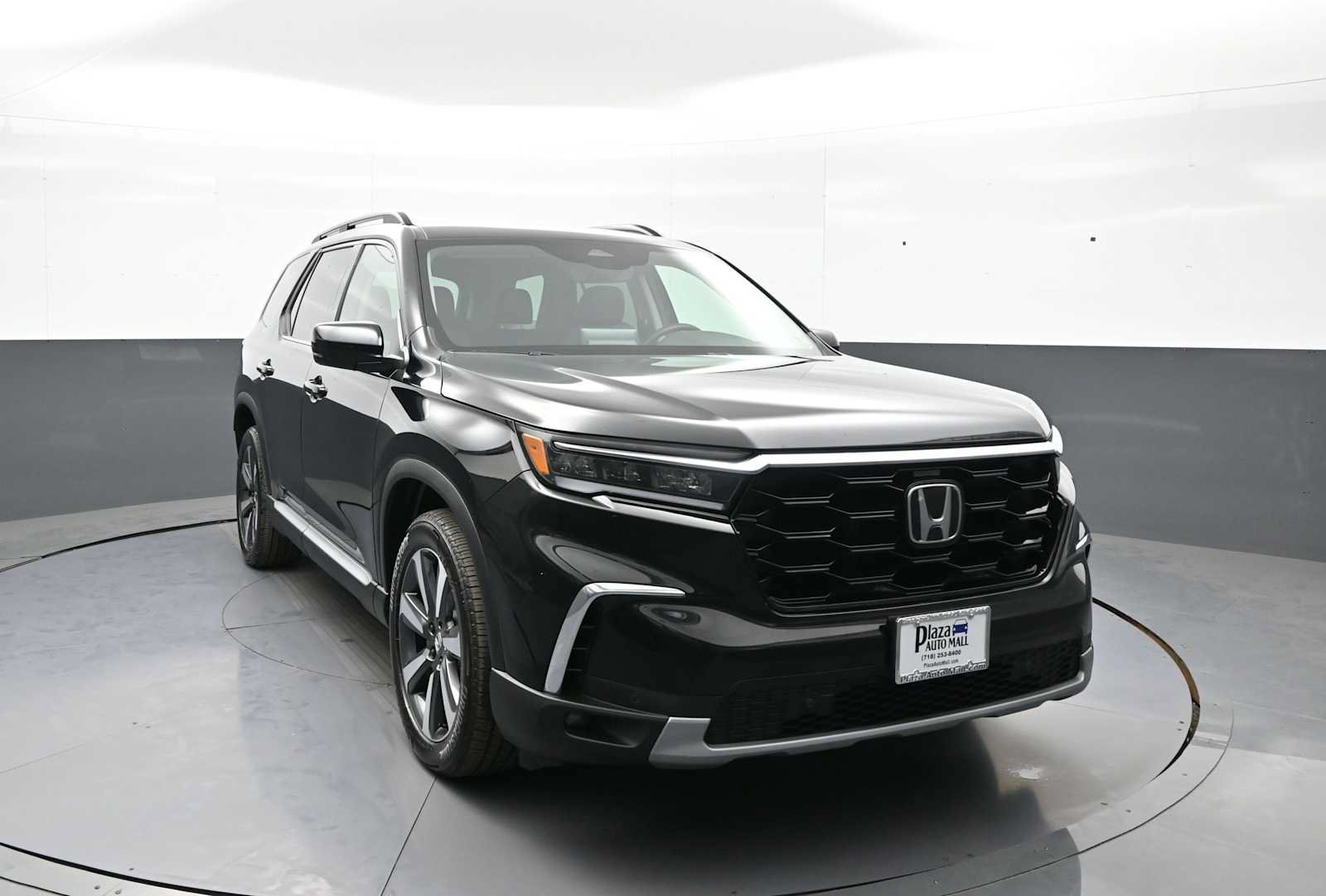 Certified 2025 Honda Pilot Touring image 3