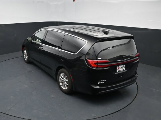 Used 2024 Chrysler Pacifica Touring-L FWD image 38
