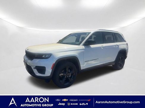 Used 2025 Jeep Grand Cherokee Altitude RWD image 1