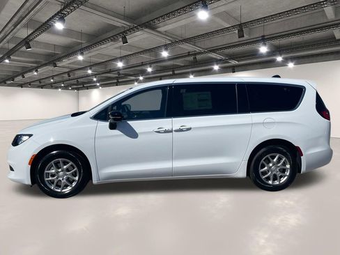 Used 2026 Chrysler Voyager LX FWD image 13