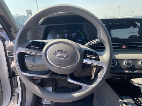 Certified 2025 Hyundai Elantra SE FWD image 6