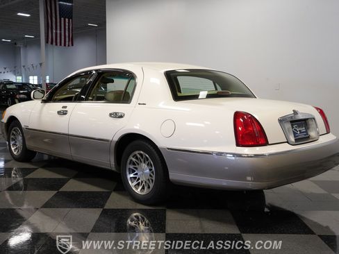 Used 2000 Lincoln Town Car Signature RWD image 10