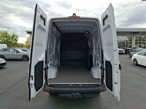 Used 2025 Mercedes-Benz Sprinter 2500 image 8