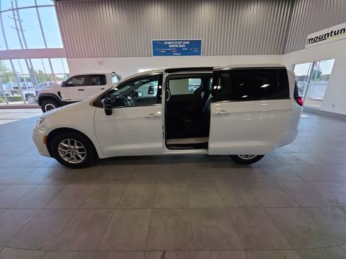 Used 2024 Chrysler Pacifica Touring-L FWD image 14