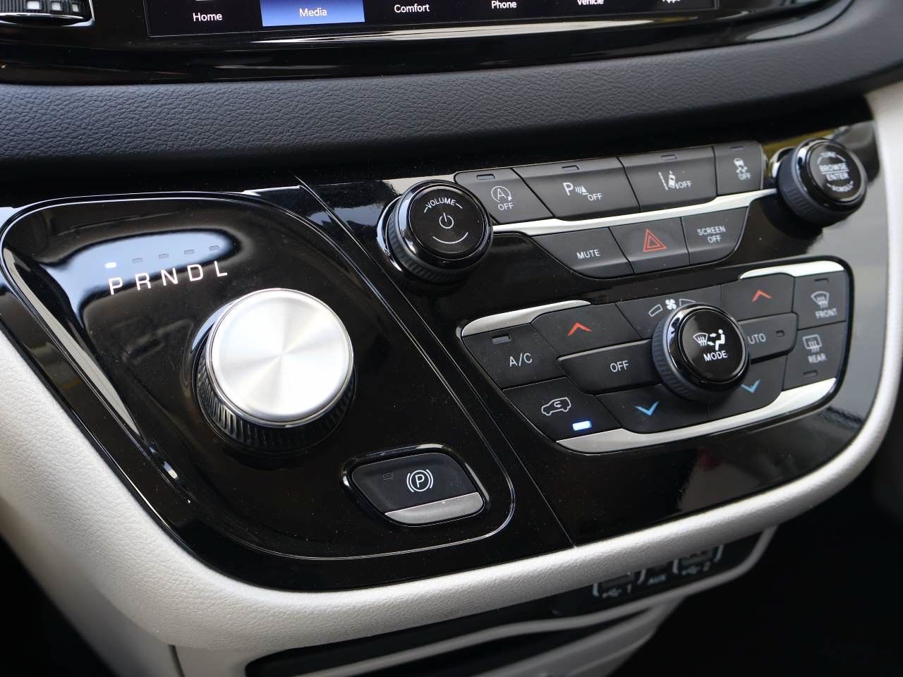 Used 2024 Chrysler Pacifica Touring-L FWD image 17