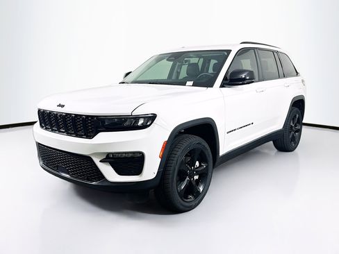 Used 2023 Jeep Grand Cherokee Limited w/ Luxury Tech Group II image 3