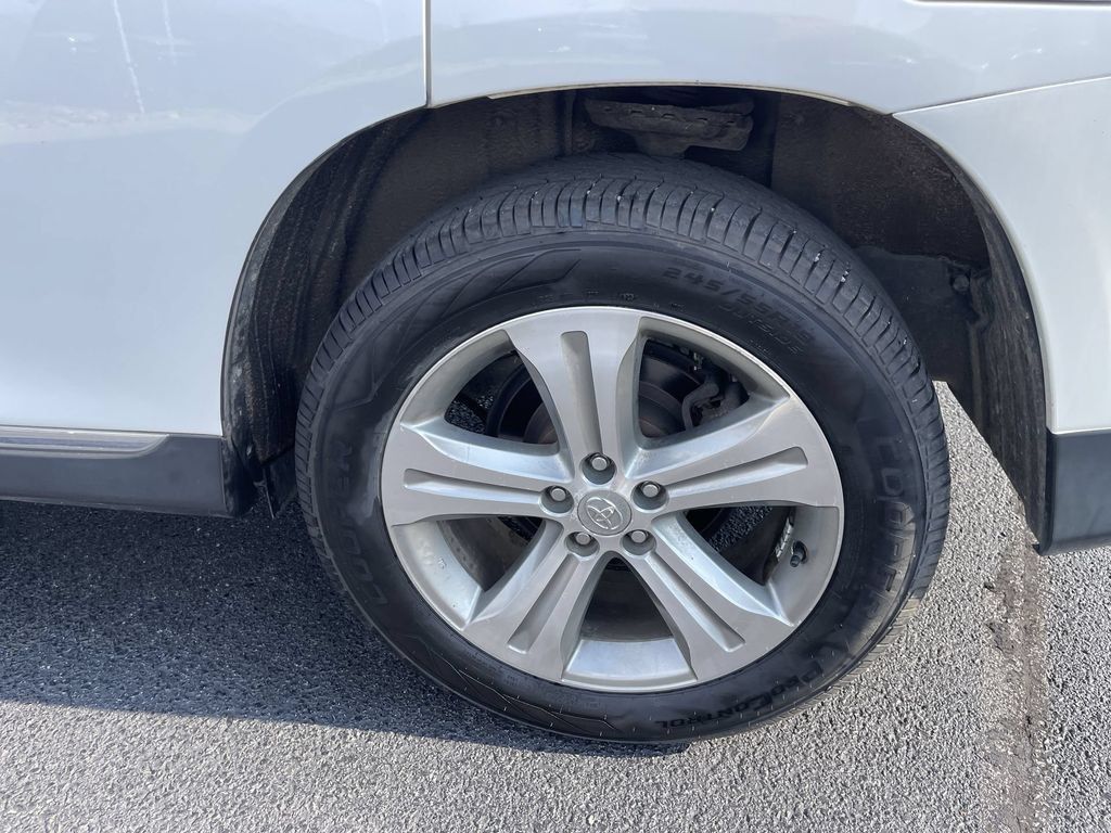 Used 2011 Toyota Highlander Limited w/ Tow Pkg FWD image 7