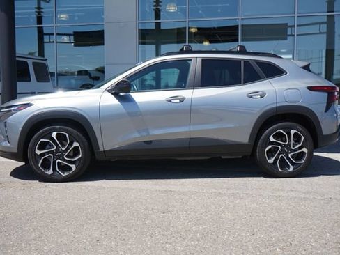 Used 2026 Chevrolet Trax RS w/ Sunroof Package FWD image 4