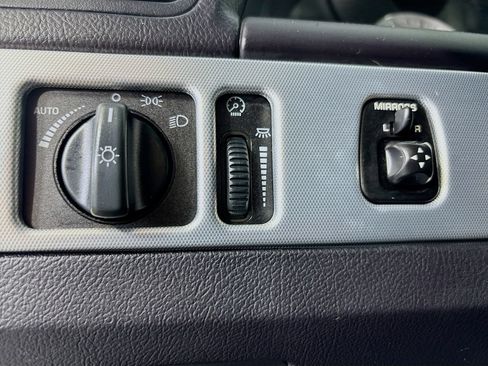 Used 2005 Ford Thunderbird RWD image 10