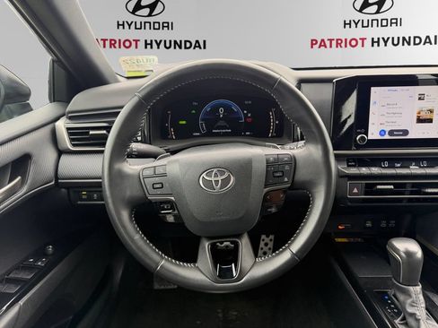 Used 2025 Toyota Camry SE FWD image 12