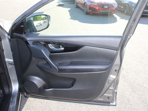 Used 2021 Nissan Rogue Sport SV image 11