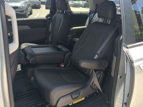 New 2026 Kia Carnival EX image 11