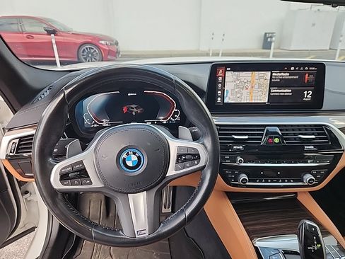 Used 2022 BMW 530e w/ M Sport Package RWD image 4