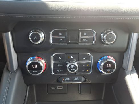 Used 2021 GMC Yukon SLE w/ Gmc Pro Safety Plus Package AWD/4WD image 27