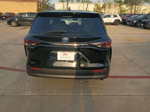 Used 2025 Toyota Sienna LE image 10