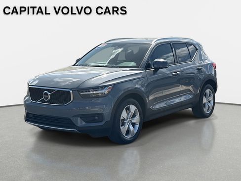 Used 2021 Volvo XC40 T5 Momentum image 1