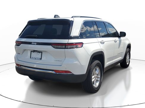 Used 2025 Jeep Grand Cherokee Laredo w/ Luxury Tech Group I RWD image 5