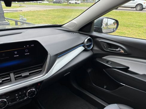 Used 2025 Chevrolet Trax LT w/ LT Convenience Package FWD image 34