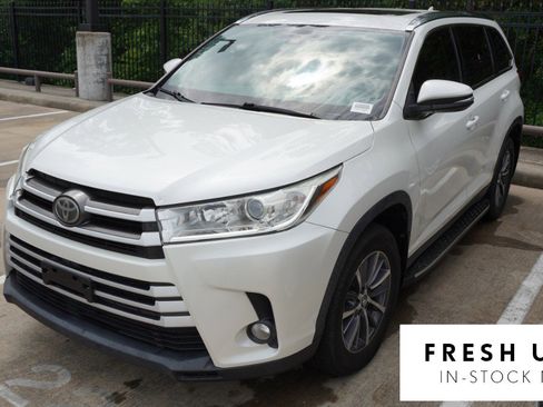 Used 2019 Toyota Highlander XLE FWD image 1