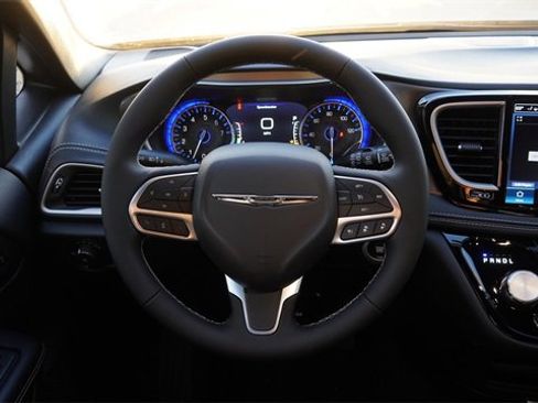 New 2026 Chrysler Pacifica Select image 15