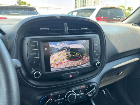 Used 2025 Kia Soul LX w/ LX Technology Package FWD image 24